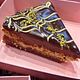 Porción Dubai Chocolate Brownie Cake